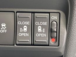 【両側パワースライドドア】スマートキーや運転席のスイッチで後席両側スライドドアの開閉が可能♪電動だから力を入れてドアを開ける必要が無く、小さなお子様でも簡単に開け閉めでき快適です♪