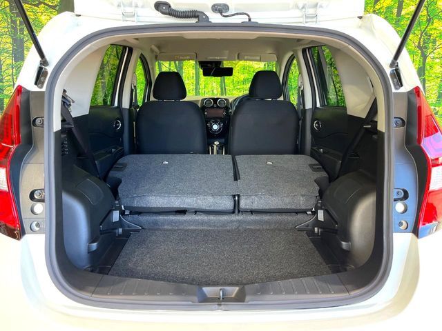 普段のお買い物や通勤、送迎等に十分な荷室スペースを確保しております。セカンドシートを倒すと、大きな荷物の積載も可能です♪