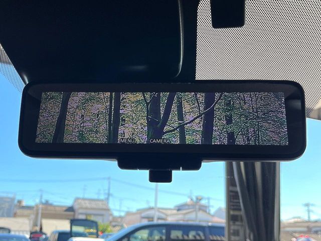 【インテリジェントルームミラー】後席の大きな荷物や同乗者で後方が確認しづらい時でも安心！カメラが撮影した車両後方の映像をルームミラー内に表示。クリアな視界で状況の確認が可能です！