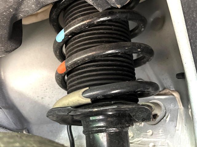 お車を安心してお乗りいただく為には、足回りの定期点検が欠かせません。サービスサポート（有償保証）では無料点検もご提供しており、安心のカーライフをお過ごしいただけるサポート体制が整っています。