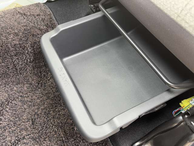 助手席の下には、大容量の収納ボックスが設置されています！普段目につかない位置にあるので、常備品などを入れるのにも役立ちます！履き替えの靴や、着替えなどを入れておく方も多いので、使い勝手が良いですよ！