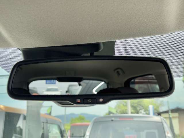 【自動防眩機能付きバックミラー】後続車のヘッドライトの明るさを自動で調整してくれるので、夜間でも安心して走行することができます！
