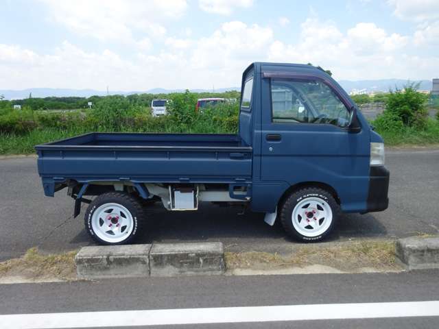 初めてお車を購入されるお客様、久しぶりにお車を購入されるお客様もご安心ください。必要な書類や車の性能についても、しっかりと詳しくご説明させて頂きます。中途半端な接客は致しません！
