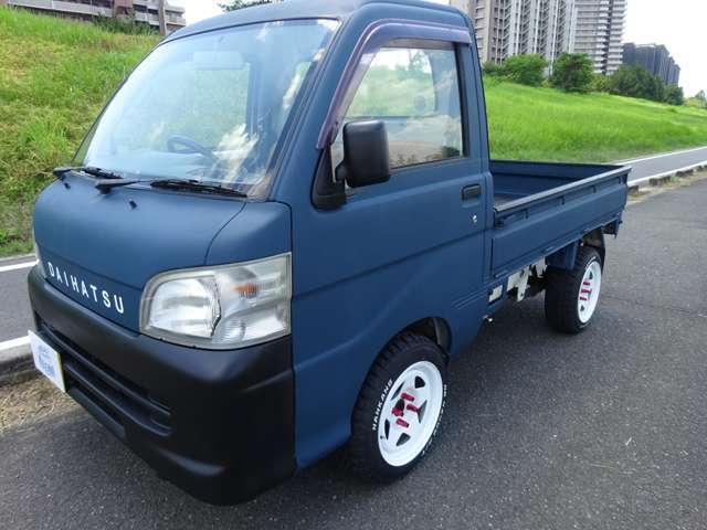 「車が急に動かなくなった」とき、レッカー移動いたします。全国どこでも駆けつけますので、遠慮なくご相談ください。