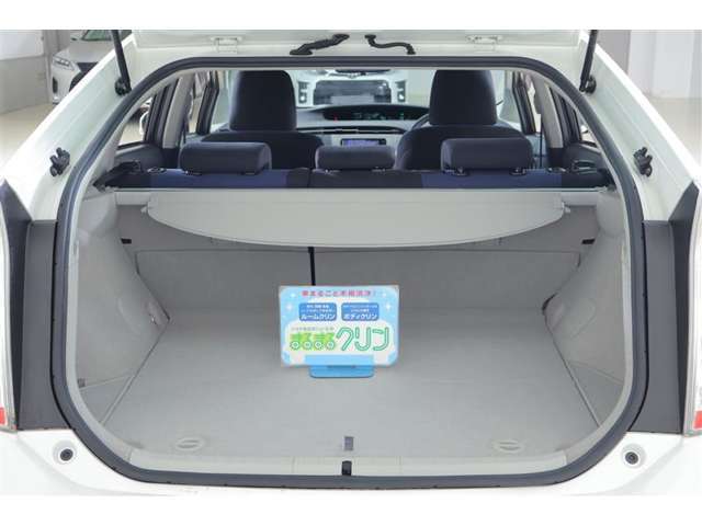 通常使用状態の荷物スペースです。トノカバーが付いているので荷物も隠れて便利です！