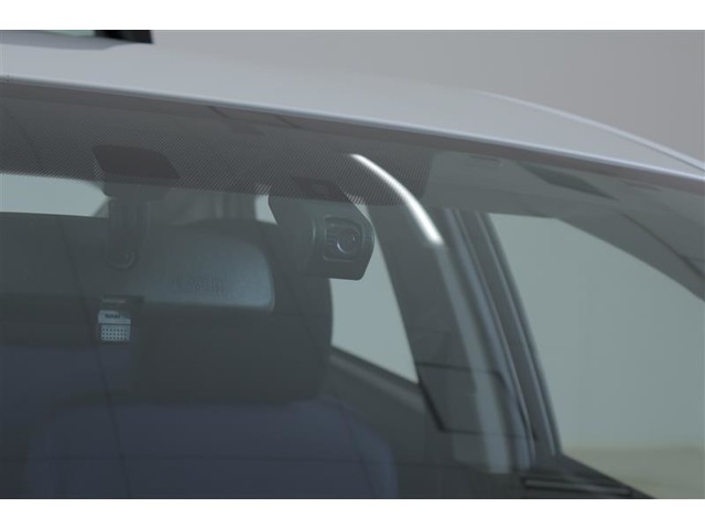 万が一のトラブルのときにも役に立つ純正ドライブレコーダー（DRT-H68A）を装備しています。側面衝突や幅寄せ・割り込み対策に！