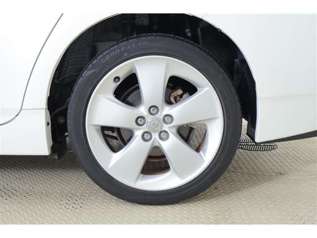 純正17AW！タイヤサイズは215/45R17になります！