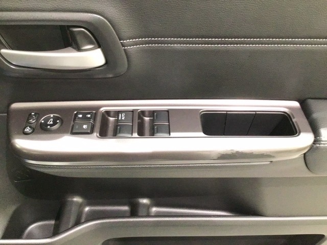 運転席から全席のパワーウィンドウ操作ボタンもあり快適です。