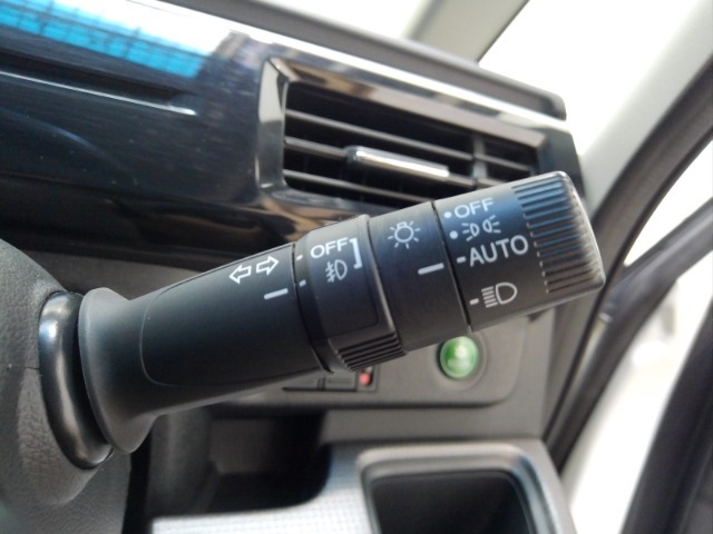 オートヘッドライト標準装備です。車外の明るさに応じて自動的にヘッドライトの点灯・消灯をしてくれます。トンネルの出入り口などで活躍してくれます。