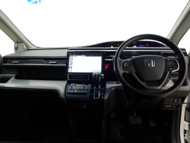 Honda車が初めての方にも扱いやすく分かりやすいインパネ周りと各種スイッチ類です。