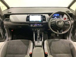 車内は光触媒抗菌消臭施工済です。スタイリッシュなデザインでスポーティなインパネ周りを演出します。グローブボックスやカップホルダーのほかにトレーなどたくさんの収納スペースが付いています。