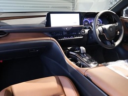 装備も充実しており、サンドブラウン本革シートやLEDヘッドライト、ヘッドアップディスプレイなどを装備♪オプションでパノラマルーフ、デジタルインナーミラーを装備しています！