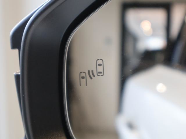 BSM（ブラインドスポットモニター）も装備されています！後側方エリアの車両を検知しドアミラーのインジケーターが点滅し注意を喚起します！