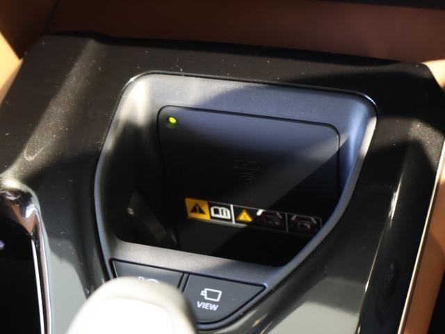 スマートフォンなどをワイヤレスで充電できるトヨタ初の縦置きのおくだけ充電です♪縦置きにすることで、使いやすさとスペース効率を高めています☆