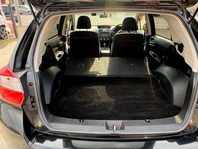セカンドシートを倒すと、さらに広いラケッジスペースを確保出来ます！