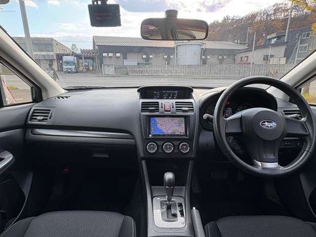 運転席からの視界が左右に広く隅々まではっきりと見渡せます。クルマの前端も把握しやすく安心して運転できます。