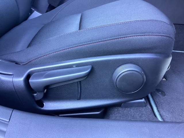 運転席にはドライバーの体型や好みに応じて前後方向だけでなく、高さの調整ができるシートリフターを装備