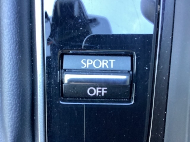 ドライブセレクションを搭載。　SPORTモードにすると自動的に低いギアに設定。アクセル操作に対して力強い加速が得られます。
