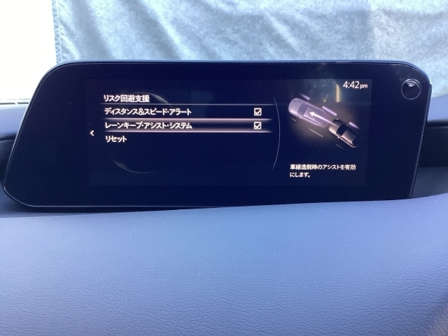 ハンドル操作をアシストすることにより車線からの逸脱回避を支援します。