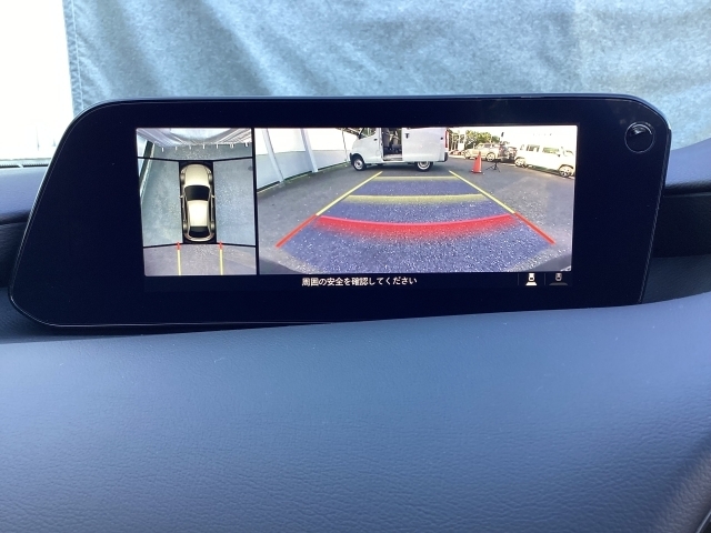 狭い場所での駐車やすれ違いなどでより的確な運転操作に役立つ360°ビューモニターが装備されています。