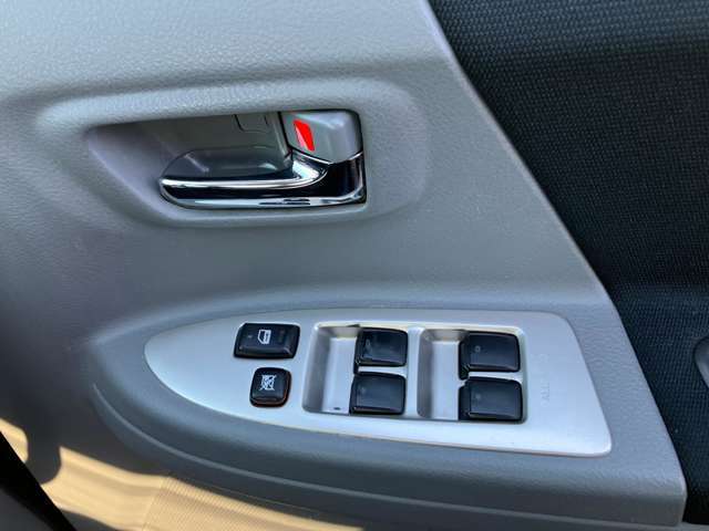 この度は、当店の展示車をご覧頂き、誠にありがとうございます。お電話や、ご来店の際には【カーセンサーを見た】とお伝えしていただけると幸いです。