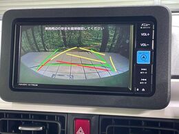 【バックカメラ】駐車時に後方がリアルタイム映像で確認できます。大型商業施設や立体駐車場での駐車時や、夜間のバック時に大活躍！運転スキルに関わらず、今や必須となった装備のひとつです！