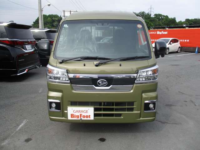 ＜4WD＞　＜届出済み未使用車＞　オートマ　オーディオレス　純正LEDヘッドライト＆フォグ　スマートキー　Pスタート　作業ライト　クリアランスソナー　デフロック　アオリガード　スマートアシストIII