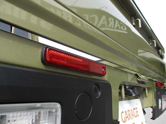 ＜4WD＞　＜届出済み未使用車＞　オートマ　オーディオレス　純正LEDヘッドライト＆フォグ　スマートキー　Pスタート　作業ライト　クリアランスソナー　デフロック　アオリガード　スマートアシストIII