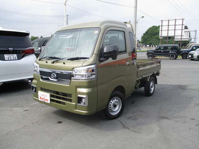 ＜4WD＞　＜届出済み未使用車＞　オートマ　オーディオレス　純正LEDヘッドライト＆フォグ　スマートキー　Pスタート　作業ライト　クリアランスソナー　デフロック　アオリガード　スマートアシストIII