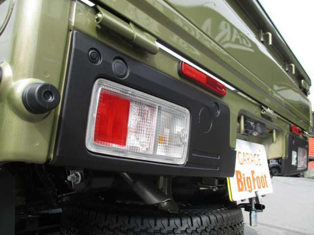 ＜4WD＞　＜届出済み未使用車＞　オートマ　オーディオレス　純正LEDヘッドライト＆フォグ　スマートキー　Pスタート　作業ライト　クリアランスソナー　デフロック　アオリガード　スマートアシストIII