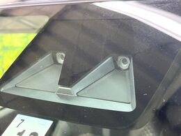 【スマートアシスト】走行中に前方の車両等を認識し、衝突しそうな時は警報とブレーキで衝突回避と被害軽減をアシスト。より安全にドライブをお楽しみいただけます。