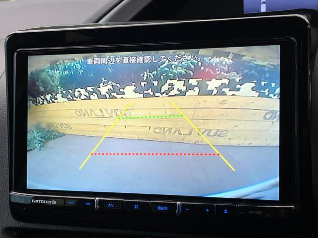 【バックカメラ】駐車時に後方がリアルタイム映像で確認できます。大型商業施設や立体駐車場での駐車時や、夜間のバック時に大活躍！運転スキルに関わらず、今や必須となった装備のひとつです！