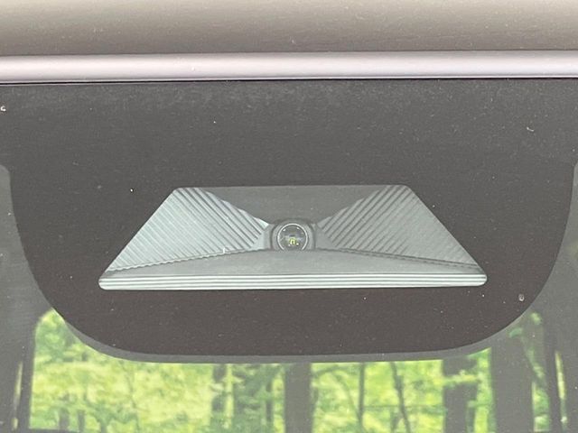 【ホンダセンシング】走行中に前方の車両等を認識し、衝突しそうな時は警報とブレーキで衝突回避と被害軽減をアシスト。より安全にドライブをお楽しみいただけます。