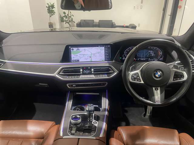 ブラウンレザー電動シート　禁煙車　パノラマサンルーフ　ハーマンカードンスピーカー　ヘッドアップディスプレイ　22インチAW　ステアリングヒーター　7人乗り　エアサス　アクティブクルーズコントロール　LED