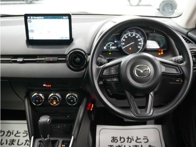 とても握りやすいステアリング！各ボタンの配置にこだわり、とても使いやすいです ！視認性も良好なのでロングドライブもお任せ下さい！