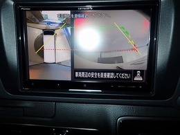 バックをするとき自動でリアの様子が映る『リアカメラ』付き！ナビ画面で確認しながらバックができ、ガイドラインで距離感がつかめるので後ろの壁も安心ですね。でも、周りへの目視も忘れないでくださいね！