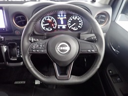 ハンドル左側にはオーディオ操作が出来るオーディオリモートコントロールスイッチが付いてます！走行中も目をそらさずに手元で操作ができるので事故防止にもつながります！