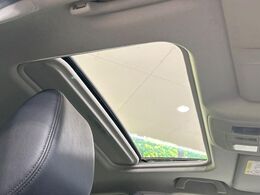 【サンルーフ】開放感たっぷりの希少装備、サンルーフが装着されています！車内に明かりを取り入れたり景色を楽しむ以外にも、車内の空気も簡単に換気できて快適です！