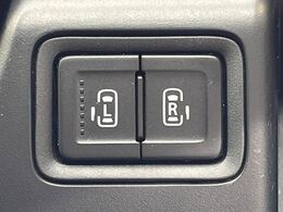 【両側パワースライドドア】スマートキーや運転席のスイッチで後席両側スライドドアの開閉が可能♪電動だから力を入れてドアを開ける必要が無く、小さなお子様でも簡単に開け閉めでき快適です♪
