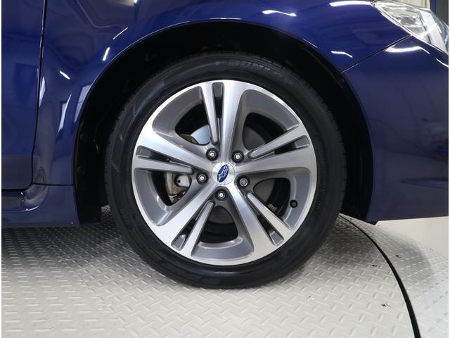 ■純正17インチアルミホイール装備。タイヤサイズ215/50R17
