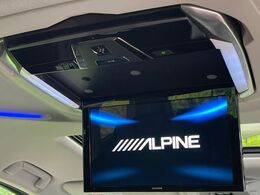 【フリップダウンモニター】大画面モニターで後席でもエンタメをお楽しみいただけます。小さなお子様にも大人気の装備です♪