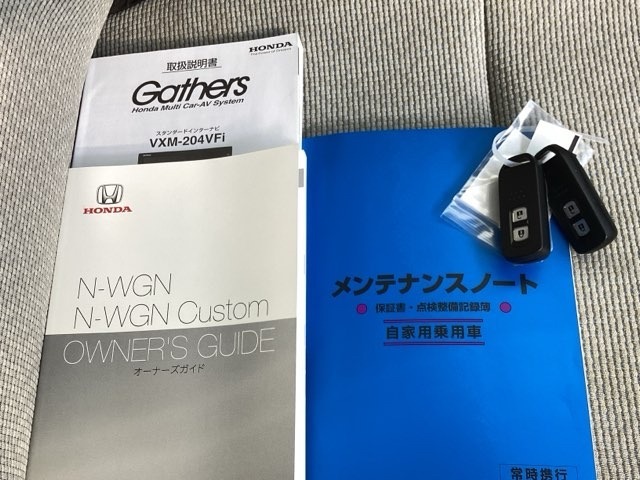 メンテナンスノート【整備記録簿】、取説も揃ってます。スマートキーはバッグなどにしまったままボタン操作でエンジンの始動・停止ができて大変便利です。