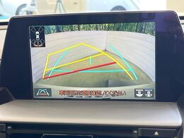 【バックカメラ】駐車時に後方がリアルタイム映像で確認できます。大型商業施設や立体駐車場での駐車時や、夜間のバック時に大活躍！運転スキルに関わらず、今や必須となった装備のひとつです！