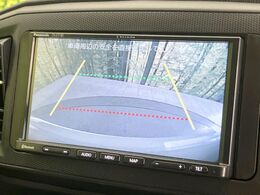 【バックカメラ】駐車時に後方がリアルタイム映像で確認できます。大型商業施設や立体駐車場での駐車時や、夜間のバック時に大活躍！運転スキルに関わらず、今や必須となった装備のひとつです！