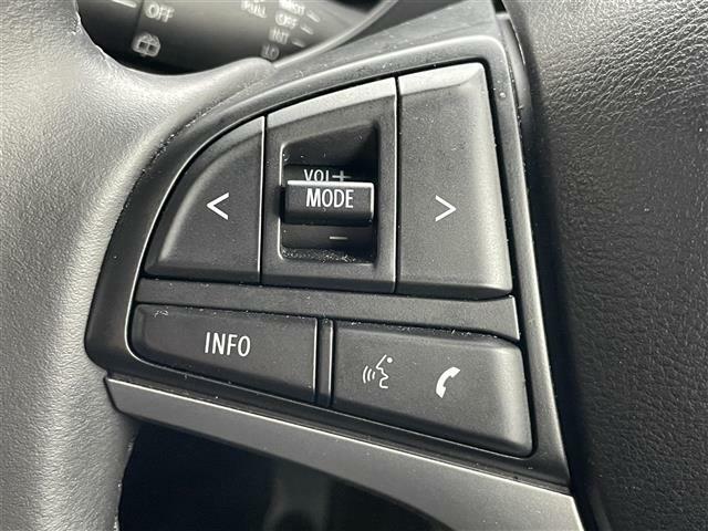 【ステアリングスイッチ】手元のボタンから、オーディオやナビなどの操作ができるので、よそ見をせずに安全に運転に集中できます！//