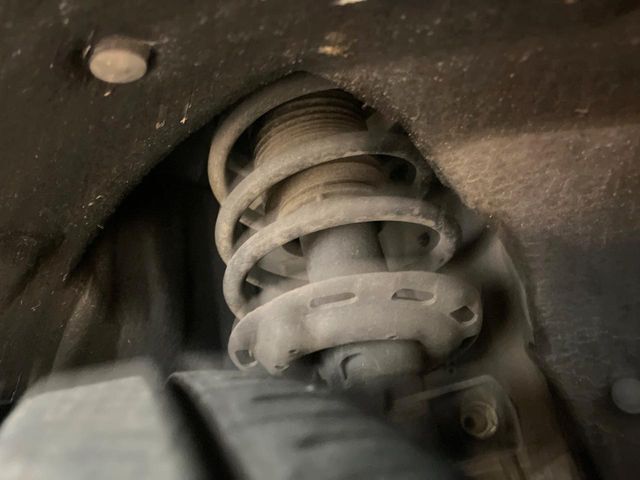 お車を安心してお乗りいただく為には、足回りの定期点検が欠かせません。サービスサポート（有償保証）では無料点検もご提供しており、安心のカーライフをお過ごしいただけるサポート体制が整っています。