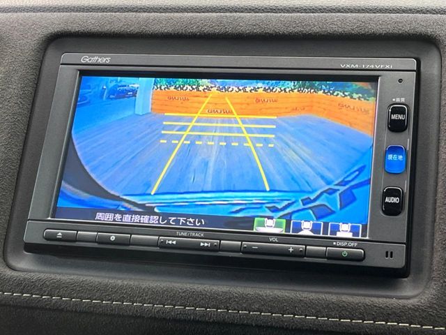 【バックカメラ】駐車時に後方がリアルタイム映像で確認できます。大型商業施設や立体駐車場での駐車時や、夜間のバック時に大活躍！運転スキルに関わらず、今や必須となった装備のひとつです！