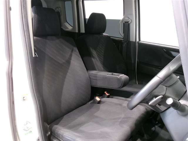 高いホールド性で運転姿勢が安定します。長距離ドライブでも疲れにくいのが魅力です。快適なドライビングライフをお送りください♪