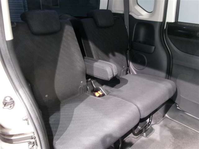 ゆとりある広々とした車内空間は、ドライブを始め買い物やレジャーなど、幅広く活躍します。一人でもみんなとでもお出かけを楽しみましょう！