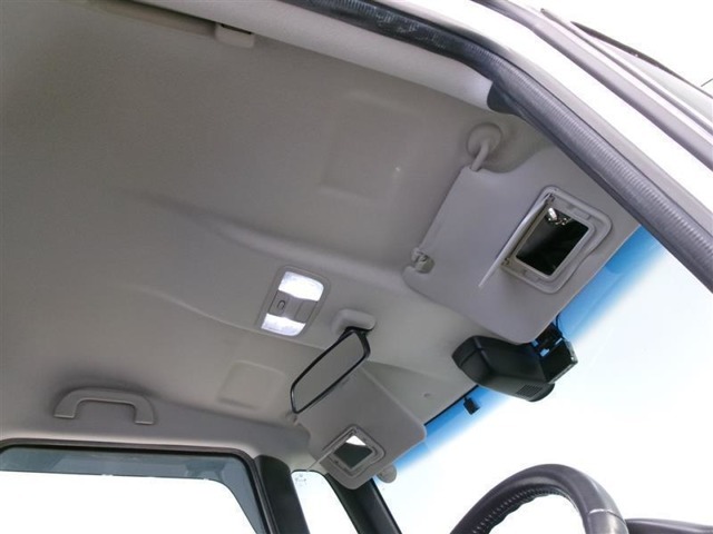 サンバイザーには、バニティーミラー付いてます。